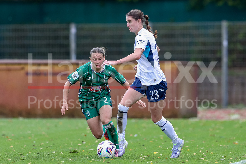 Fussball, Google Pixel Frauen-Bundesliga, SV Werder Bremen - TSG 1899 Hoffenheim | v.li.: Chiara D Angelo (SV Werder Bremen, 2) und Chiara Hahn (TSG 1899 Hoffenheim, 23) im Zweikampf, Duell, Dynamik, Aktion, Action, Spielszene, DIE DFB-RICHTLINIEN UNTERSAGEN JEGLICHE NUTZUNG VON FOTOS ALS SEQUENZBILDER UND/ODER VIDEOÄHNLICHE FOTOSTRECKEN. DFB REGULATIONS PROHIBIT ANY USE OF PHOTOGRAPHS AS IMAGE SEQUENCES AND/OR QUASI-VIDEO.
