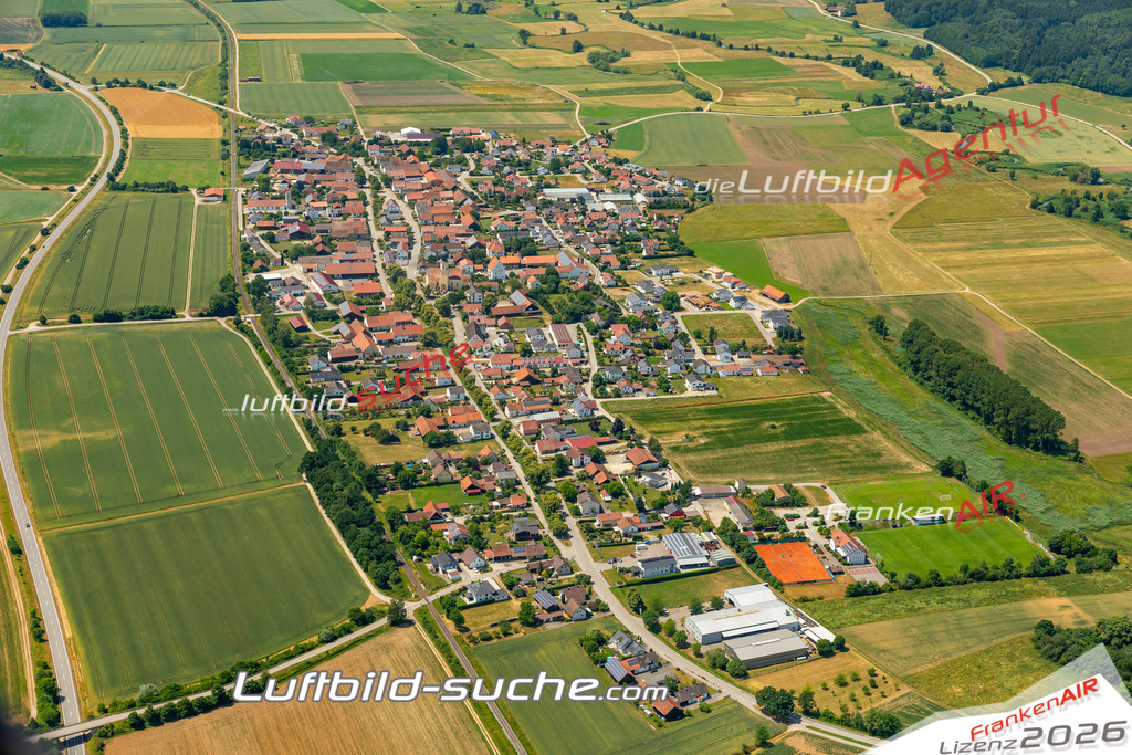 Das Luftbild zeigt : Sallach Geiselhöring - Die Luftaufnahme wurde 2023 vom UL-Flugzeug aus erstellt ( keine Drohne ) - Hochauflösende Luftaufnahme - Für grossformatige Ausdrucke geeignet. Die Geschenkidee !Mit Lizenz und Bildrechte bestellbar