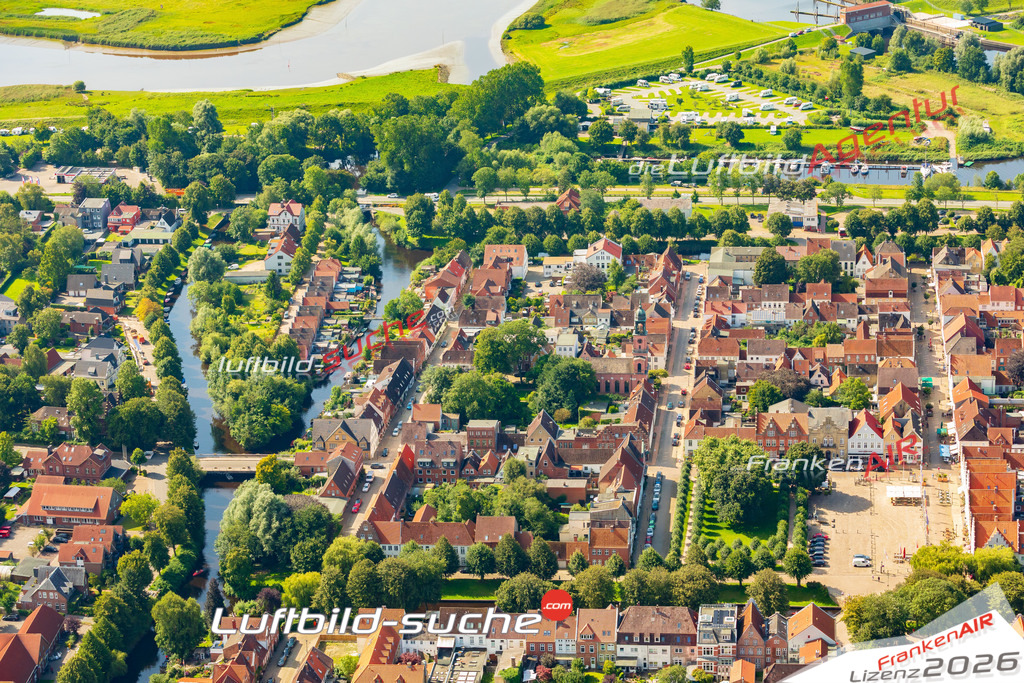 Luftbild der Stadt Friedrichstadt - Die Luftaufnahme wurde 2025 vom UL-Flugzeug heraus erstellt ( keine Drohne ) - Hochauflösende Luftaufnahme - für professionelle Ausdrucke geeignet. Die Geschenkidee !Hier alle&nbsp;Infos zur Lizenzierung der LuftaufnahmeWir fliegen auch dieses Jahr wieder in Ihre Region um Luftbilder zu erstellen.- Luftbild anfragen