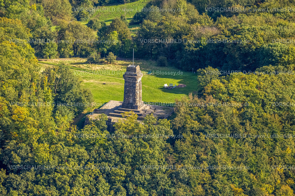 Hagen241005160 | Luftbild, Bismarckturm des Drei TürmeWeg, bestehend aus Bismarckturm, Eugen-Richter-Turm und Kaiser-Friedrich-Turm, Waldgebiet, Sitzgruppe auf einer Wiese, Wehringhausen, Hagen, Ruhrgebiet, Nordrhein-Westfalen, Deutschland