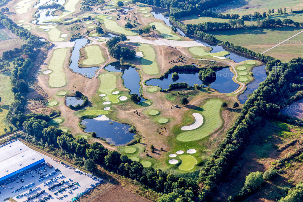 Luftbild: Gelände des Golfplatz Green Eagle Golf Courses (Luhe) im Ortsteil Luhdorf in Winsen im Bundesland Niedersachsen in Deutschland. Foto: IMG_110329.jpg vom 18.08.2018 durch Werner Riehm/FLY-FOTO.de