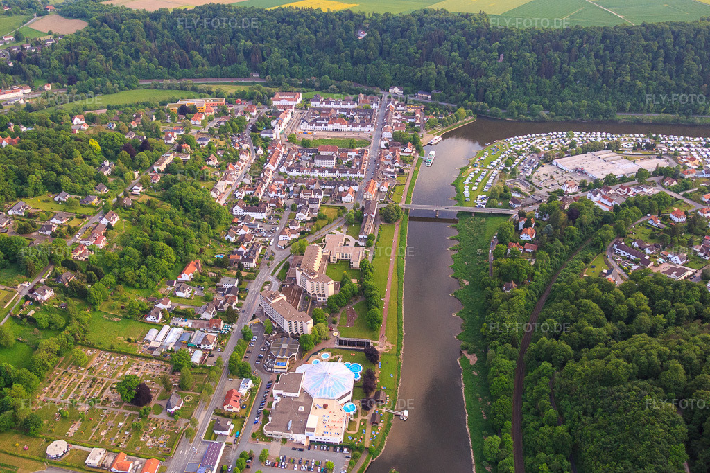 Luftbild: Weser-Therme und Carolinum Dr. Ebel Fachkliniken in Bad Karlshafen im Bundesland Hessen in Deutschland.Foto: IMG_079581.jpg vom 24.05.2015 durch Werner Riehm/FLY-FOTO.deEBEL-KLINIKEN.COMWeser-Therme Bad Karlshafen
