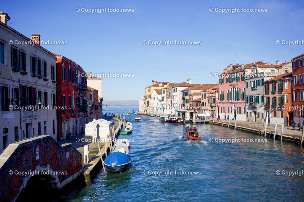 Italien_ Venedig_ 16.02.2024-35 | 16.02.2024, Italien, ITA, Venetien, Venedig, im Bild Venedig, Stadtansichten, Touristen, Reisefeature, venezianisch, Reise, Venedig, Venezia, Venetien, Stadtansicht, Campanile, Canale Grande, Markusplatz, Markuskirche, Touristen, Gondel, Gondolere, Faehre, Motorboot, Wassertaxi, Vaporetto, Adria, Lagune, Pfahlbauten, Bruecke, Rialtobruecke, La Gondola, Dogenpalast, Italien, Hochwasser, Creativ, Kreativ