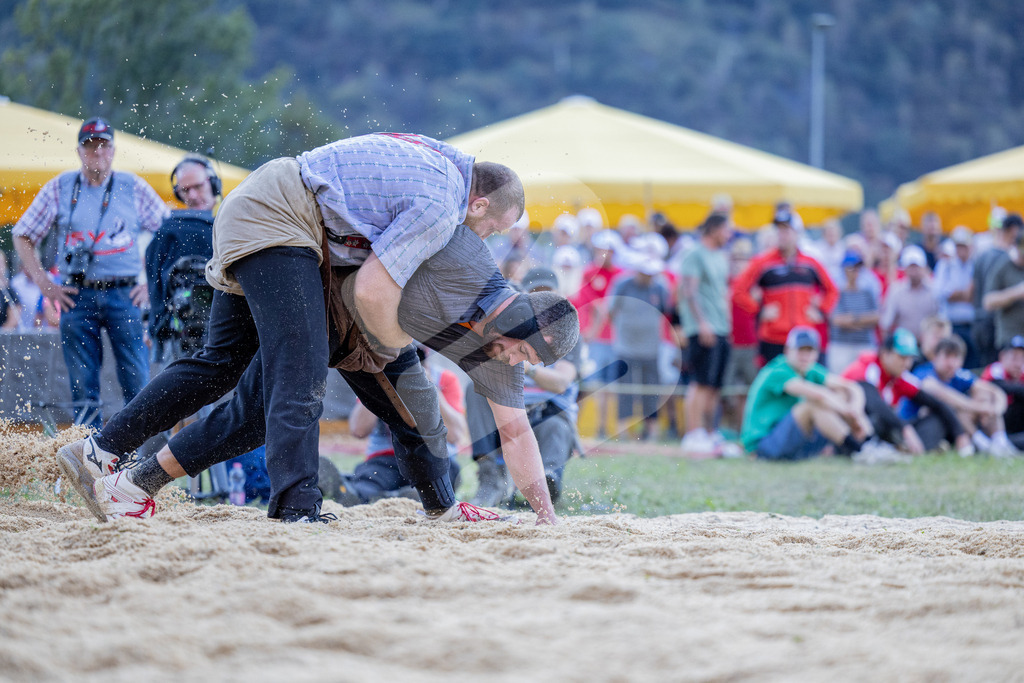 TESSINER2025_06_Gang_1943 | Die Schwinger des Schwyzer Kantonalen Schwingerverbandes: Fotos, die Dynamik und Leidenschaft festhalten, sowie emotionale Momente aus dem traditionellen Schwingsport zeigen. - Realisiert mit Pictrs.com