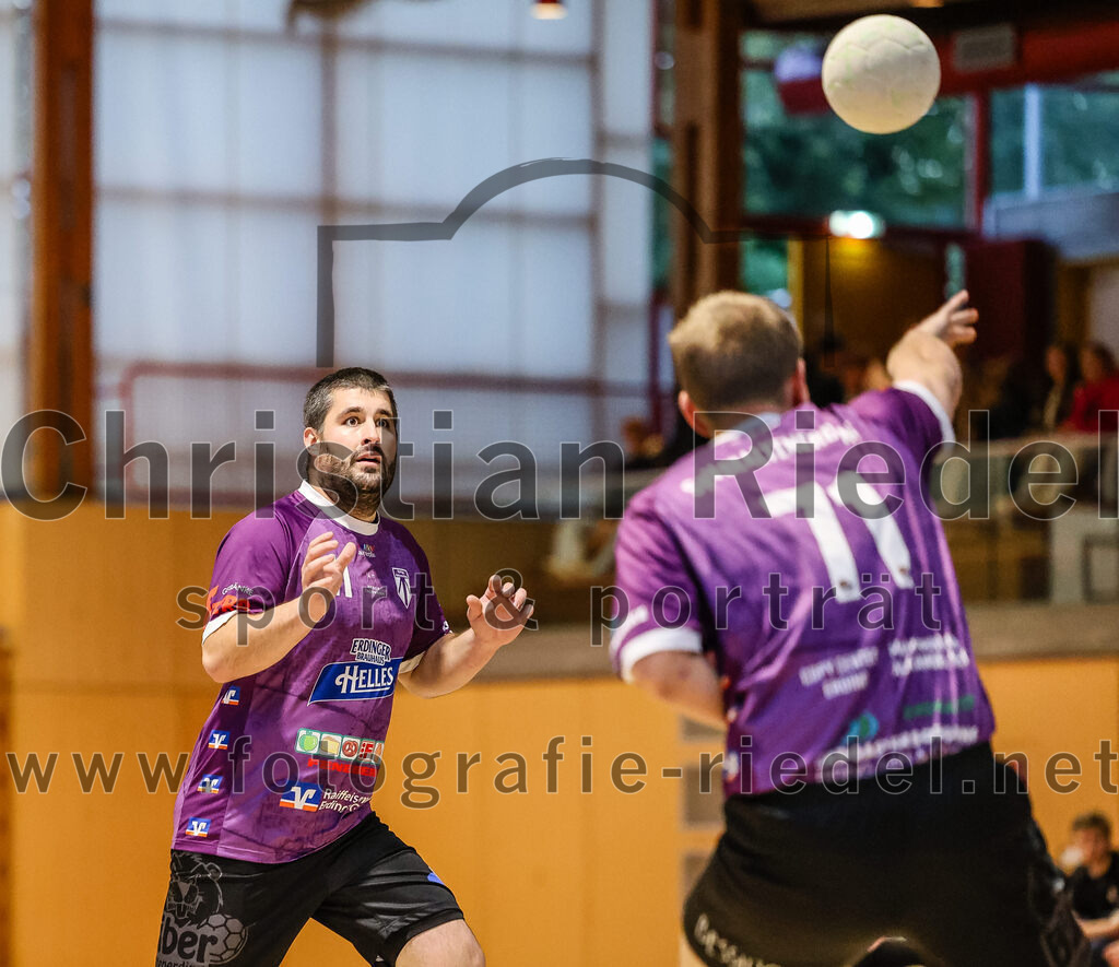 2024-10-13_011_SpVgg_Altenerding_gegen_SSG_Metten | Erding, Deutschland, 13.10.2024:Handball, Bezirksoberliga Männer 2024 / 2025, 4. Spieltag, SpVgg Altenerding gegen SSG Metten, Endergebnis: 40:22Christian Loris (SpVgg Altenerding, #11), Tristan Gerhardt (SpVgg Altenerding, #71)Foto: Christian Riedel / fotografie-riedel.net