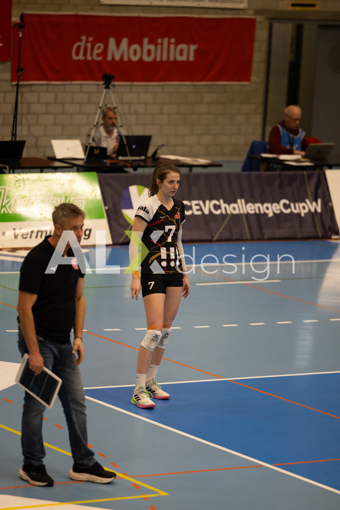 Volleyball I Frauen I Saison 2025-2026 I CEV Volleyball Challenge Cup 2026 | Women I 16th Finals I VC Kanti Schaffhausen - TJ Ostrava I 03.12.2025 | TJ Ostrava - 7 Andrea Štrbová (SVK) – Diagonalangriff - Realisiert mit Pictrs.com
