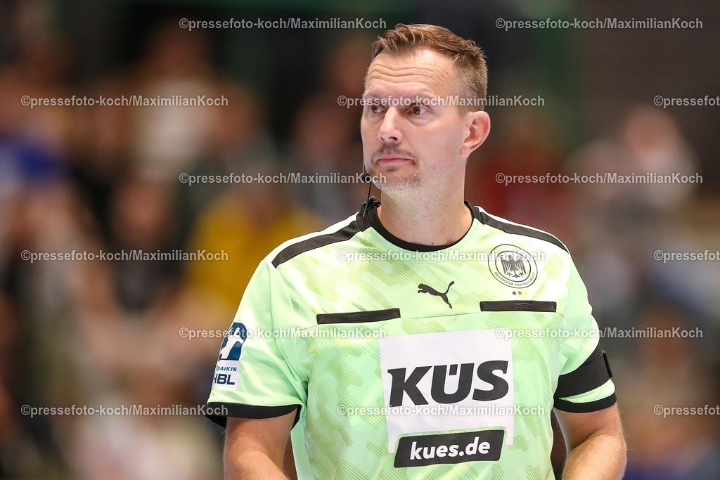 BHC13092501118 | 13.09.2025, Handball, HBL, Bergischer HC - TSV GWD Minden, Unihalle Wuppertal: Schiedsrichter Tobias Tönnies
