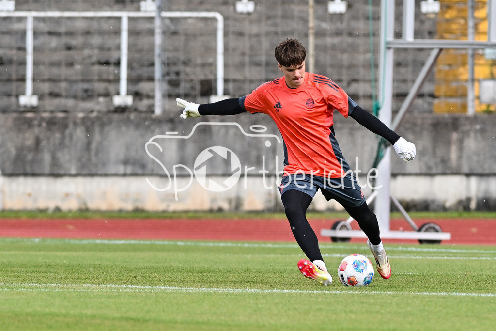 FC Augsburg II - FC Bayern Amateure | Bei warmmachen Leon KLANAC (FC Bayern Muenchen II 1) / Einzelfoto / Freisteller / Regionalliga Bayern: FC Augsburg II - FC Bayern Muenchen II, Rosenaustadion am 25.07.2025