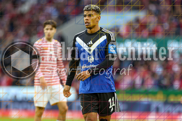 1. FC Köln vs Hamburger SV - 1. Bundesliga  | Köln, Deutschland, 02.11.25:   Ransford Königsdörffer (Hamburger SV) schaut waehrend des Spiels der Bundesliga zwischen  1. FC Köln vs Hamburger SV in der RheinEnergieStadion(Foto von Brauer-Fotoagentur / Adrian Schlueter)
