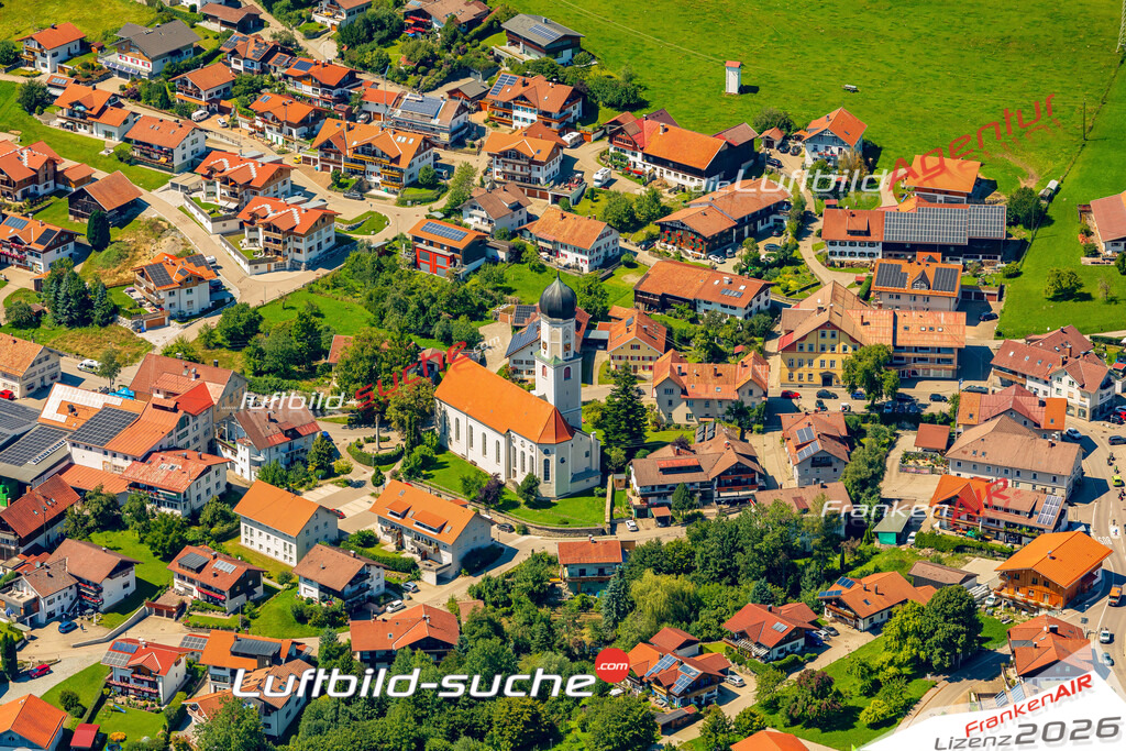 Luftaufnahme der Stadt Rettenberg - Die Luftaufnahme wurde 2025 vom UL-Flugzeug heraus erstellt ( keine Drohne ) - Hochauflösende Luftaufnahme - für professionelle Ausdrucke geeignet. Die Geschenkidee !Mit Lizenz und Bildrechte bestellbar