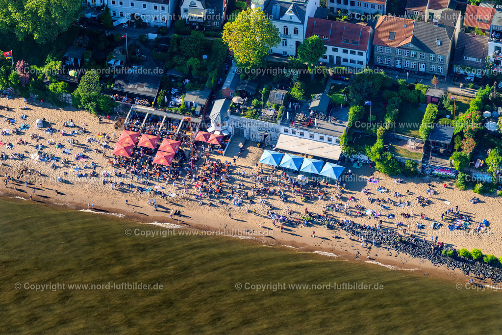 Hamburg_Oevelgönne_Restaurant_Strandperle_ELS_7909110525 | HAMBURG 11.05.2025 Küsten- Landschaft am Sandstrand des Elbstrand mit der Strandgastätte " Strandperle " am Övelgönne im Ortsteil Othmarschen in Hamburg, Deutschland. // Coastal landscape on the sandy beach of the Elbe beach with the beach restaurant "Strandperle" at the Oevelgoenne in the district of Othmarschen in Hamburg, Germany. Foto: Martin Elsen