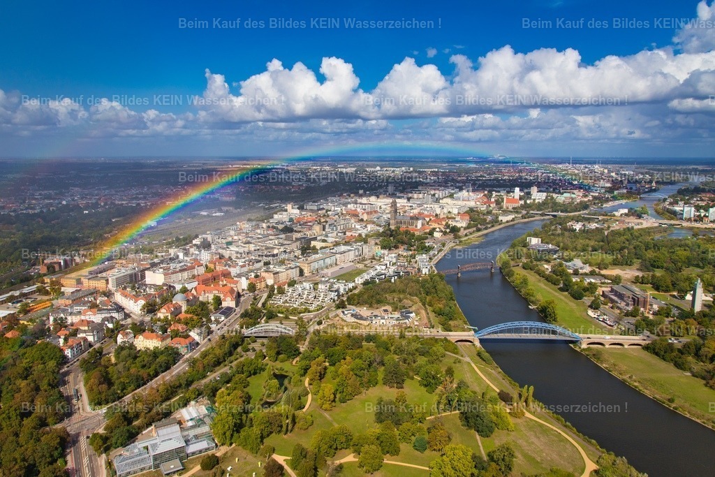 92_Magdeburg Regenbogen-0862 | Manchmal schenkt einem die Natur ein Bild--- Dieses Luftbild entstand ganz nebenbei auf dem Weg zu einem Erntedankfest. Eigentlich war es ein Flug wie viele andere. Wir flogen über Magdeburg, die Elbe und unsere Heimat – eine Strecke, die wir schon unzählige Male gemeinsam zurückgelegt hatten. --- Doch an diesem Tag war plötzlich alles anders. Am Horizont erschien ein leuchtender Regenbogen, der sich über die Stadt spannte. Für einen kurzen Augenblick passte einfach alles zusammen: Magdeburg, die Elbe, das besondere Licht und dieser einmalige Himmel. Mir war sofort klar, dass ich diesen Moment festhalten musste. Nur wenige Sekunden später erreichten wir selbst das Regengebiet. Ich brachte meine Kamera in Sicherheit, denn im offenen Tragschrauber gibt es keinen Schutz vor Regen. Genau deshalb gehört dieses Bild zu meinen persönlichen Lieblingsaufnahmen. Man kann einen solchen Moment weder bestellen noch planen. Man kann ihn auch nicht wiederholen. Er entsteht nur, wenn Vorbereitung, Erfahrung und ein wenig Glück genau im richtigen Augenblick zusammenkommen. Danke Mutter Erde - Realisiert mit Pictrs.com