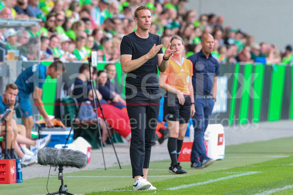Fussball, Google Pixel Frauen-Bundesliga, VfL Wolfsburg - Bayer 04 Leverkusen | v.li.: Tommy Stroot (Trainer, Cheftrainer, VfL Wolfsburg) klatscht in die Hände, Motivation, Applaus, DIE DFB-RICHTLINIEN UNTERSAGEN JEGLICHE NUTZUNG VON FOTOS ALS SEQUENZBILDER UND/ODER VIDEOÄHNLICHE FOTOSTRECKEN. DFB REGULATIONS PROHIBIT ANY USE OF PHOTOGRAPHS AS IMAGE SEQUENCES AND/OR QUASI-VIDEO.