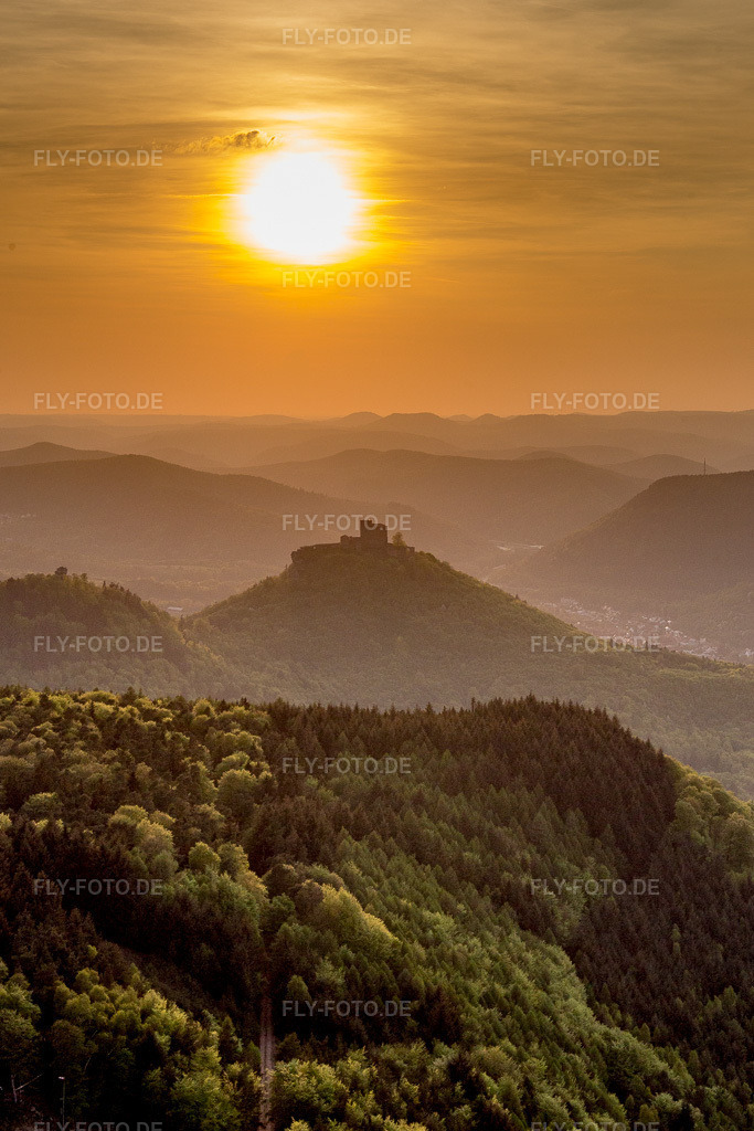 Luftbild: Burg Trifels im Abendlicht und Dunst über dem Pfälzerwald in Annweiler am Trifels im Bundesland Rheinland-Pfalz in Deutschland. Foto: IMG_106855.jpg vom 21.04.2018 durch Werner Riehm/FLY-FOTO.de