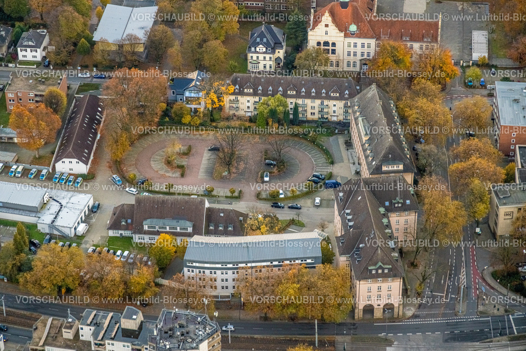 Gelsenkirchen231103256 | Luftbild, Gebäude Polizeipräsidium und Polizeiwache Buer mit Parkplatz, umgeben von herbstlichen Laubbäumen, Buer, Gelsenkirchen, Ruhrgebiet, Nordrhein-Westfalen, Deutschland