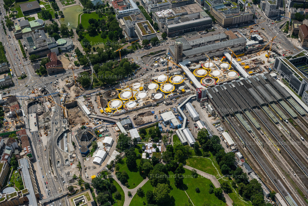 4046415 | STUTTGART 19.07.2021 Bauarbeiten zum Verkehrs- und Städtebauprojekt " Stuttgart 21 " in Stuttgart im Bundesland Baden-Württemberg. Weiterführende Informationen bei: DB Netz AG,  Deutsche Bahn AG,  Ed. Züblin AG,  GODEL-BETON GmbH,  HTG Ingenieurbüro für Bauwesen GmbH,  SÜLZLE Stahlpartner GmbH,  Vössing Ingenieurgesellschaft mbH,  ingenhoven architects. // Building of the main station of the railway and construction site for the development project "Stuttgart 21" in Stuttgart in the state of Baden-Wurttemberg. Further information at: DB Netz AG,  Deutsche Bahn AG,  Ed. Zueblin AG,  GODEL-BETON GmbH,  HTG Ingenieurbuero fuer Bauwesen GmbH,  SUeLZLE Stahlpartner GmbH,  Voessing Ingenieurgesellschaft mbH,  ingenhoven architects. Foto: Gerhard Launer