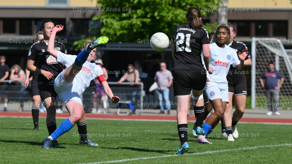SV Henstedt-Ulzburg vs Holstein Kiel | Liv Fuß (SVHU #21) / Jasmin Grosnick (Holstein #3) / Fußball-Regionalliga Nord Frauen 2024/2025 / 21. Spieltag, SV Henstedt-Ulzburg vs Holstein Kiel / Beckersberg A-Platz / Henstedt-Ulzburg / 11.05.25 - Realisiert mit Pictrs.com