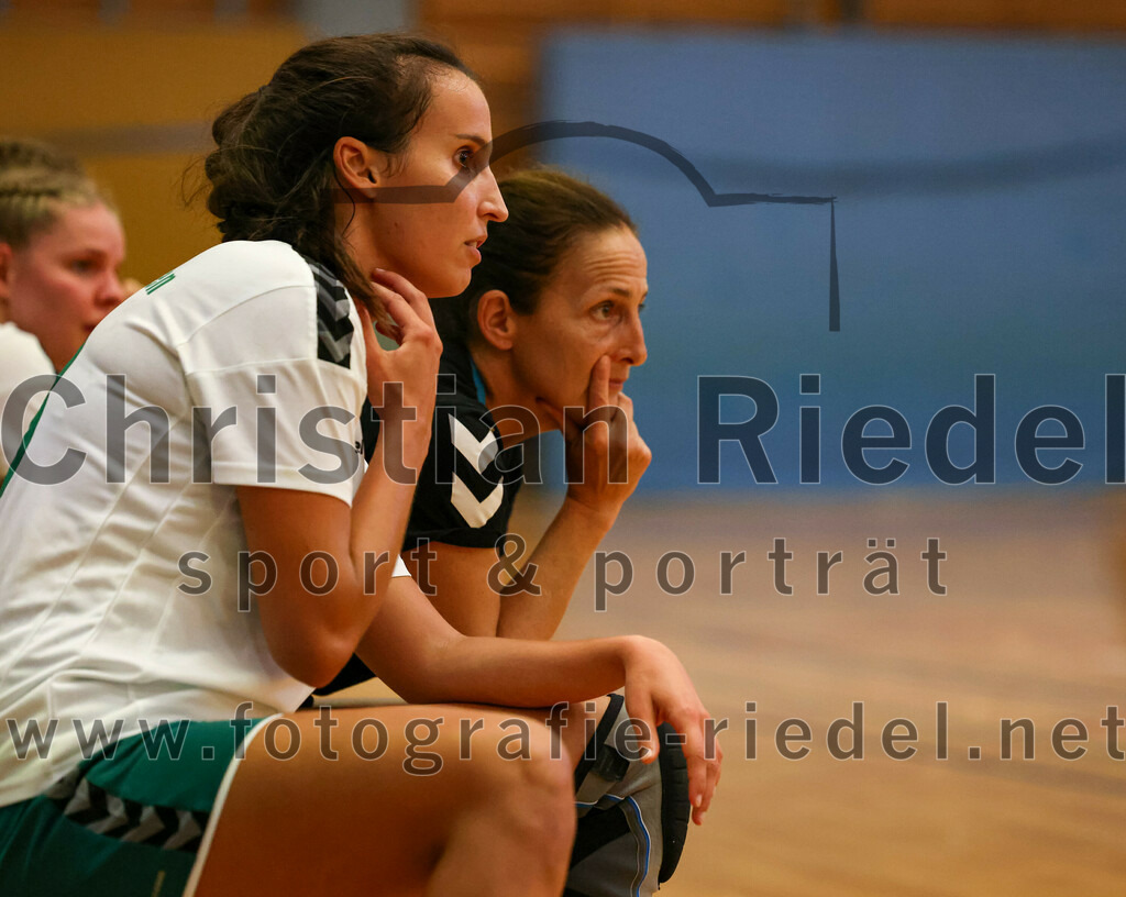 2023-09-16_084_TSV_Vaterstetten_gegen_SV_Muenchen_Laim | Baldham, Deutschland, 16.09.2023:
Handball, Bayernliga Frauen Staffel Süd 2023 / 2024, 1. Spieltag, TSV Vaterstetten gegen SV München Laim, Endergebnis: 23:34

Katrin Eisch (TSV Vaterstetten, #33), Melanie Gernsbeck (TSV Vaterstetten)

Foto: Christian Riedel / fotografie-riedel.net