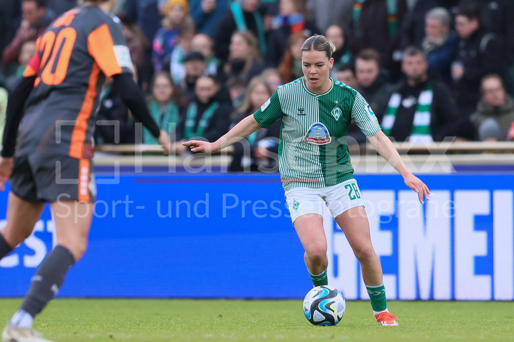 Fussball, Google Pixel Frauen-Bundesliga, SV Werder Bremen - MSV Duisburg | v.li.: Juliane Wirtz (SV Werder Bremen, 28) am Ball, Einzelbild, Ganzkörper, Aktion, Action, Spielszene, DIE DFB-RICHTLINIEN UNTERSAGEN JEGLICHE NUTZUNG VON FOTOS ALS SEQUENZBILDER UND/ODER VIDEOÄHNLICHE FOTOSTRECKEN. DFB REGULATIONS PROHIBIT ANY USE OF PHOTOGRAPHS AS IMAGE SEQUENCES AND/OR QUASI-VIDEO.
