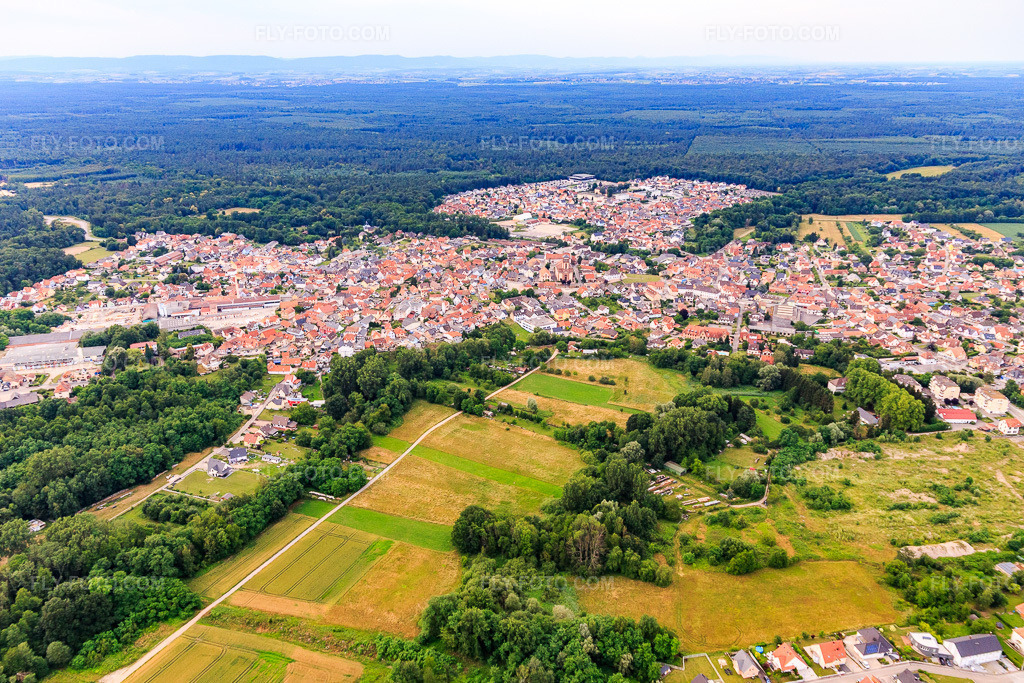 Aerial view: View of the town from the south in Soufflenheim in the state Bas-Rhin, France. – Photo: IMG_107886.jpg taken on 06/14/2018 by Werner Riehm/FLY-FOTO.com – Resolution of the original: 5189 x 3459 px