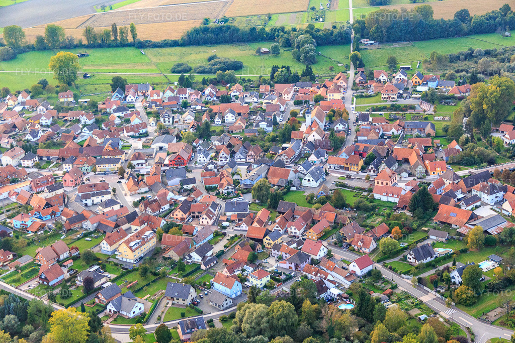 Luftbild: Ortsansicht von Südosten in Beinheim im Bundesland Bas-Rhin in Frankreich. – Foto: IMG_074457.jpg vom 04.10.2014 durch Werner Riehm/FLY-FOTO.de – Auflösung des Originals: 5472 x 3648 px