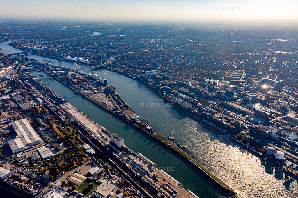 Luftbild: Mannheimer Hafen im Ortsteil Innenstadt in Mannheim im Bundesland Baden-Württemberg in Deutschland. Foto: IMG_095491.jpg vom 30.10.2016 durch Werner Riehm/FLY-FOTO.de