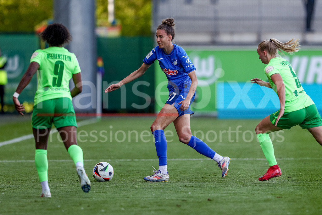Fussball, Google Pixel Frauen-Bundesliga, VfL Wolfsburg - TSG 1899 Hoffenheim | Franziska Harsch (TSG 1899 Hoffenheim, 17) am Ball, Einzelbild, Ganzkörper, Aktion, Action, Spielszene, DIE DFB-RICHTLINIEN UNTERSAGEN JEGLICHE NUTZUNG VON FOTOS ALS SEQUENZBILDER UND/ODER VIDEOÄHNLICHE FOTOSTRECKEN. DFB REGULATIONS PROHIBIT ANY USE OF PHOTOGRAPHS AS IMAGE SEQUENCES AND/OR QUASI-VIDEO.
