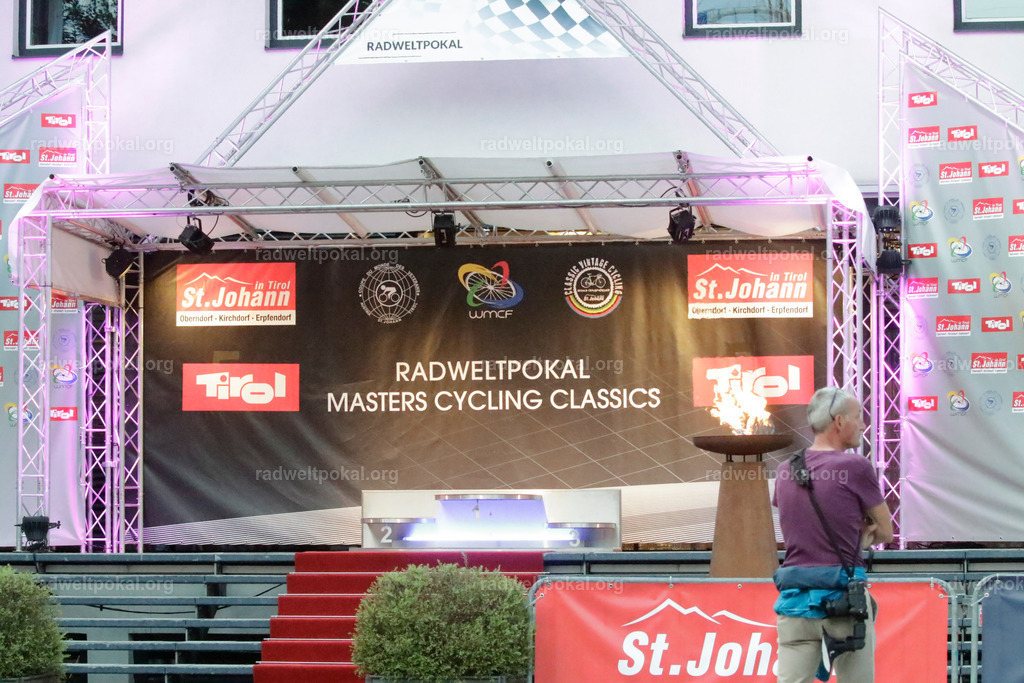 1414_20230817_Bewerb_Maenner_Muehlanger | AUT - OESTERREICH, 2023-08-16: SPORT RENNRAD-FAHREN - 55. INTERNATIONALER RADWELTPOKAL IN ST. JOHANN IN TIROL  - Vintage-Radrennen mit WM-Bronze-Medaillen-Siegerin Christina Schweinberger, den Teilnehmer und Alexander Baumann (vom Orginastions-Team) - TAG 2 BEWERB MAENNER IN SECHS GRUPPEN  ; Foto: Roland Muehlanger