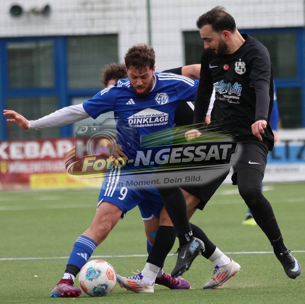 SV Enger-Westerenger - TSV Löhne | Auf dem Bild zu sehen: blau SV Enger-Westerenger: Taha Baroude ; schwarz TSV Löhne v.l.: Yazid Heddad, Ahemt Balcioglu  SV Enger-Westerenger, TSV Löhne, Saison 25/26, Kreisliga A, Enger, Deutschland - Realisiert mit Pictrs.com