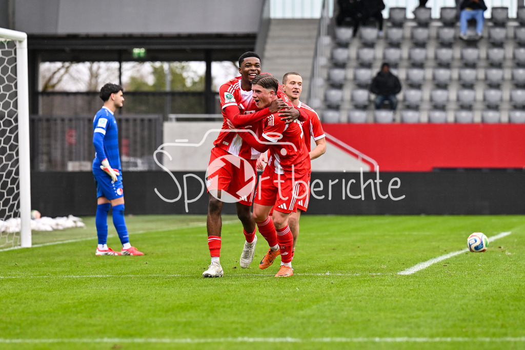 FC Bayern München - Berliner Athletik Klub | MUNICH, GERMANY - 21. FEBRUARY: Jubel der Bayern nach dem Treffer zum 3-1 durch Allen LAMBE (FC Bayern München U19 8) / Tor / Torschuetze / Freude / Happy während dem Spiel zwischen der U19 des FC Bayern München und der U19 des Berliner Athletik Klubs am 3. Spieltag der DFB-U19 Nachwuchsliga am FC Bayern Campus