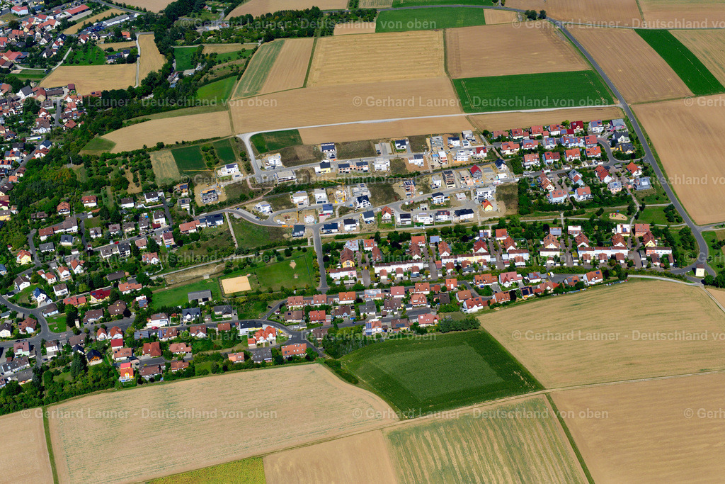 3650115 | ESTENFELD 31.08.2016 Wohngebiet einer Einfamilienhaus- Siedlung am Rande von landwirtschaftlichen Feldern in Estenfeld im Bundesland Bayern, Deutschland // Single-family residential area of settlement on the edge of agricultural fields in Estenfeld in the state Bavaria, Germany Foto: Gerhard Launer