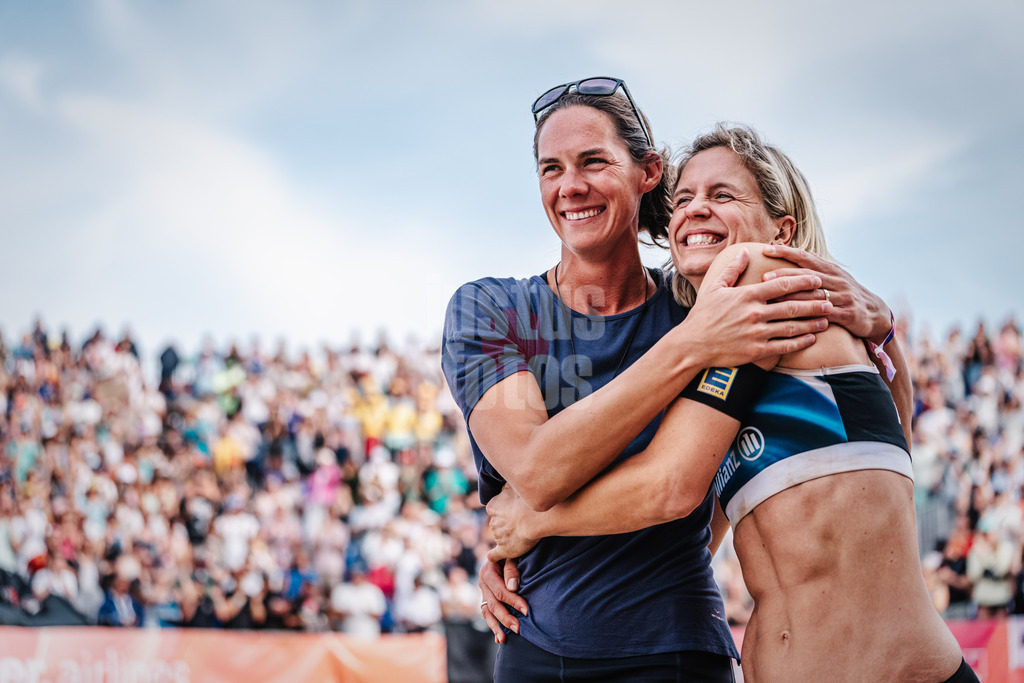 Beachvolleyball | Frauen | Allianz German Beach Tour | Deutsche Beachvolleyball-Meisterschaft 2024 | 01.09.2024 | v.l. Kira Walkenhorst und Laura Ludwig werden verabschiedet, Karriereende