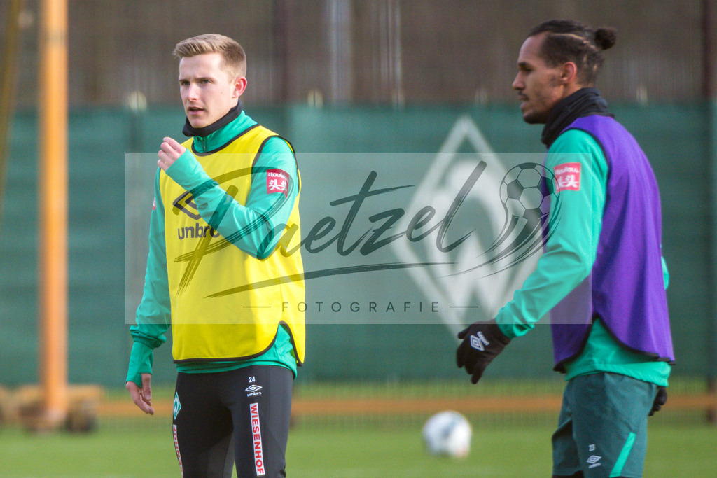 20200218_TRASVW_0069 | Fussball, Herren: Johannes Eggestein (Werder Bremen) schaut waehrend der Trainingseinheit des SV Werder Bremen auf dem wohninvest Weserstadion Trainingsplatz am 18.02.2020 in Bremen, Deutschland. - Realisiert mit Pictrs.com