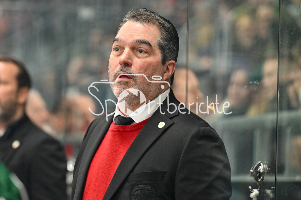 Augsburger Panther - Fischtown Pinguins | Im Bild  Larry MITCHELL Headcoach Augsburger Panther / Freisteller / Einzelfoto / DEL: Augsburger Panther - Fischtown Pinguins, Curt Frenzel Stadion am 08.01.2025