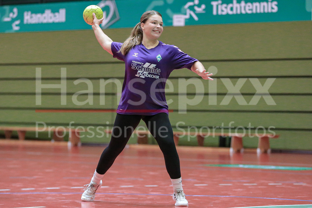 Handball, 2. Bundesliga Frauen, Training SV Werder Bremen | v.li.: Madita Probst (SV Werder Bremen, 10) beim Wurf, am Ball, Spielszene, Aktion, Action