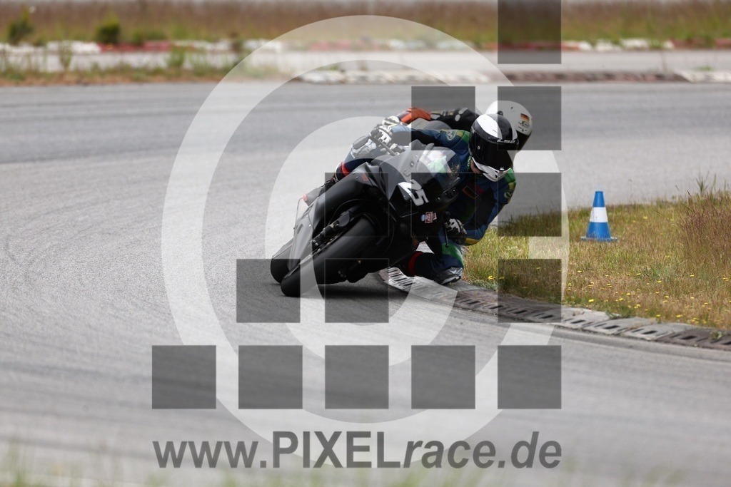 0220-20240511_01533 | Schöne Erinnerungen an spannende Momente - das festzuhalten ist unser Job. PIXELrace.de ist seit 2003 auf den Rennstrecken Europas unterwegs um die Action draußen beim Fahren und die wunderbare Stimmung imm Fahrerlager für euch einzufangen.