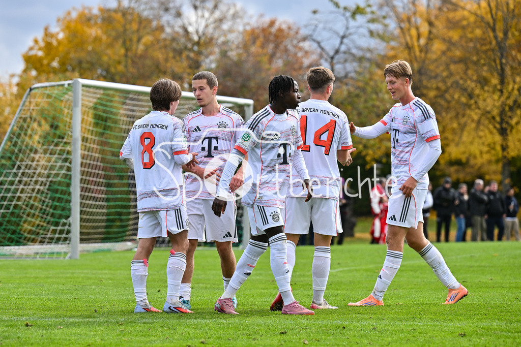 SpVgg Unterhaching U19 - FC Bayern München U19 | Jubel der Gäste nach dem Treffer zum 1-4 durch Bohdan OLYCHENKO (FC Bayern München U19 8) / Hattrick / Tor / Torschuetze / Freude / Happy / U19 DFB Nachwuchsliga: SpVgg Unterhaching - FC Bayern München; Sportschule Oberhaching am 18.10.2025