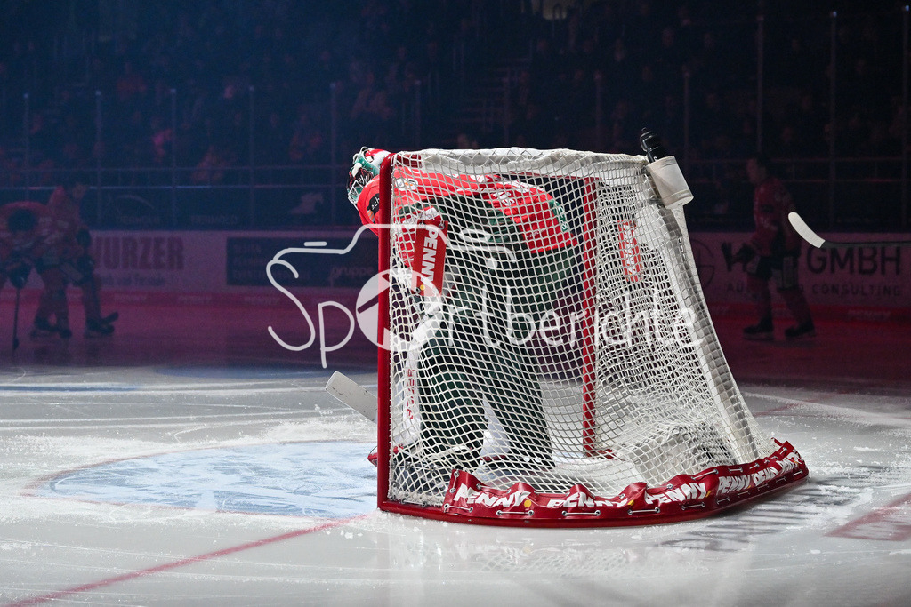 Augsburger Panther - Schwenninger Wild Wings | AUGSBURG, GERMANY - 02. JANUARY: im Bild der Einlauf der Augsburger Panther - Michael GARTEIG (Augsburger Panther 34 / Einzelfoto / Freisteller vor dem Match zwischen den Augsburger Panthern und den Schwenninger Wild Wings am 35. Spieltag der Penny DEL im Curt Frenzel Stadion