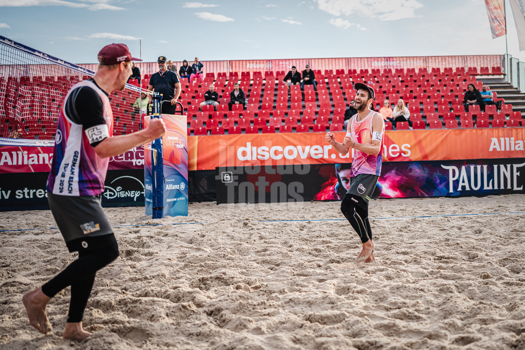 Sportart | Geschlecht | Saison 2022/2023 | Liga | Team1 vs. Team2 | TT.MM.JJJJ | Jubel bei den Brüdern Harms, rechts Manuel und link Yannick