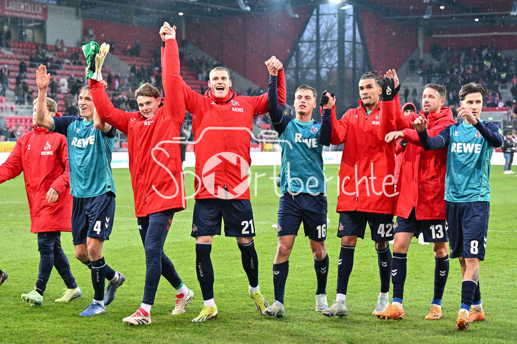 SSV Jahn Regensburg - 1. FC Köln | Die Spieler des FC bedanken sich bei den mitgereisten Fans nach dem Sieg in Regensburg / 2. Bundesliga: SSV Jahn Regensburg - 1. FC Koen, Jahnstadion am 08.12.2024