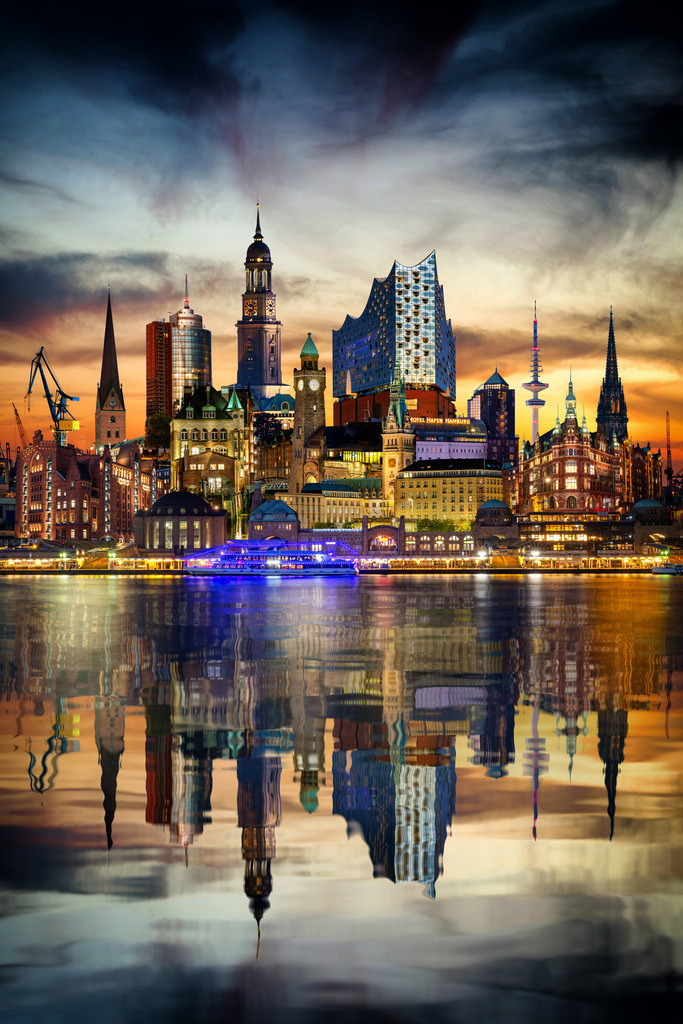 10231040 - Hamburg Skyline Collage bei Nacht | Kunstvolle, aufwendig gestaltete Hamburg Collage im Hochkantformat.