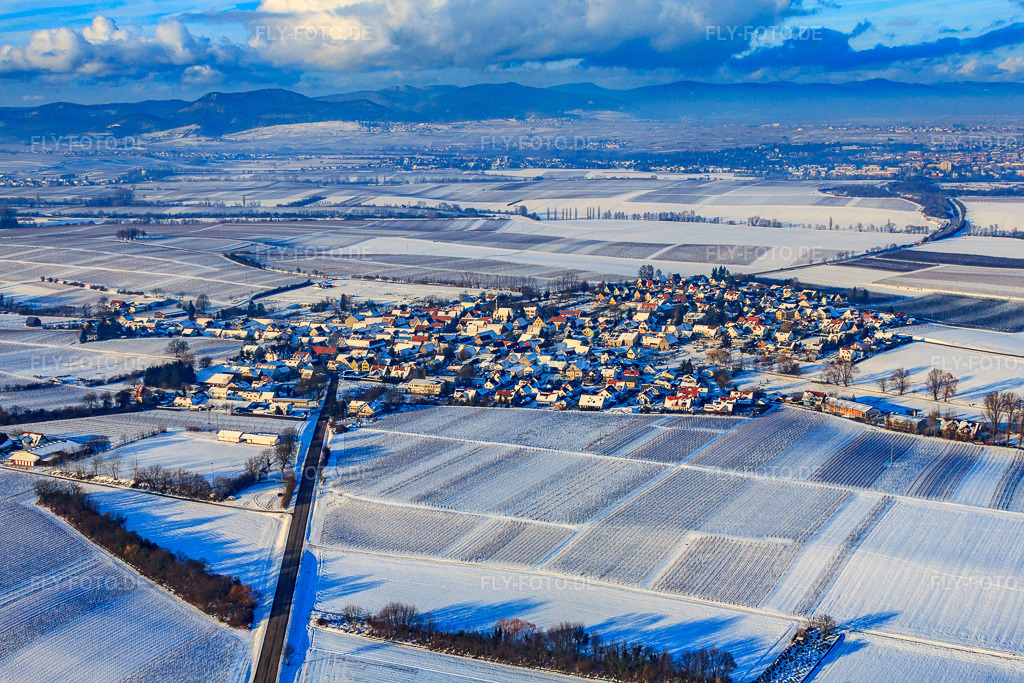 Luftbild: Dorfansicht aus Südosten bei Schnee im Winter in Impflingen im Bundesland Rheinland-Pfalz in Deutschland. Foto: IMG_36312.jpg vom 03.01.2011 durch Werner Riehm/FLY-FOTO.de