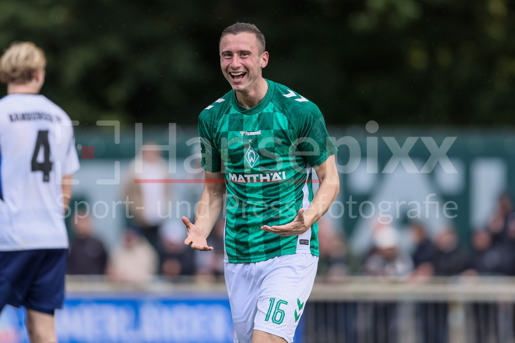 Fussball, Regionalliga Nord, SV Werder Bremen II - Hamburger SV II | v.li: Torschütze Maik Lukowicz (SV Werder Bremen II, 16) mit Torjubel, Jubel, jubeln, jubelt, optimistisch, Spielszene, Highlight, Freude über das Tor zum 5:0