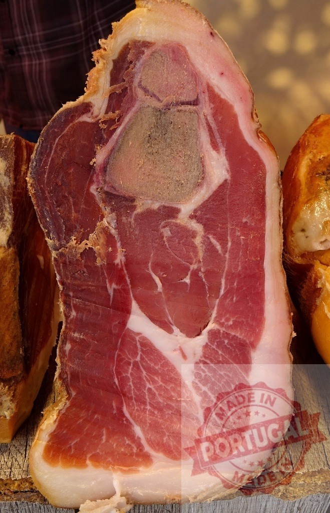 Italian prosciutto ham piece with bone showing detail | Prosciutto ham slice showing cured meat, fat, and bone - Realisiert mit Pictrs.com