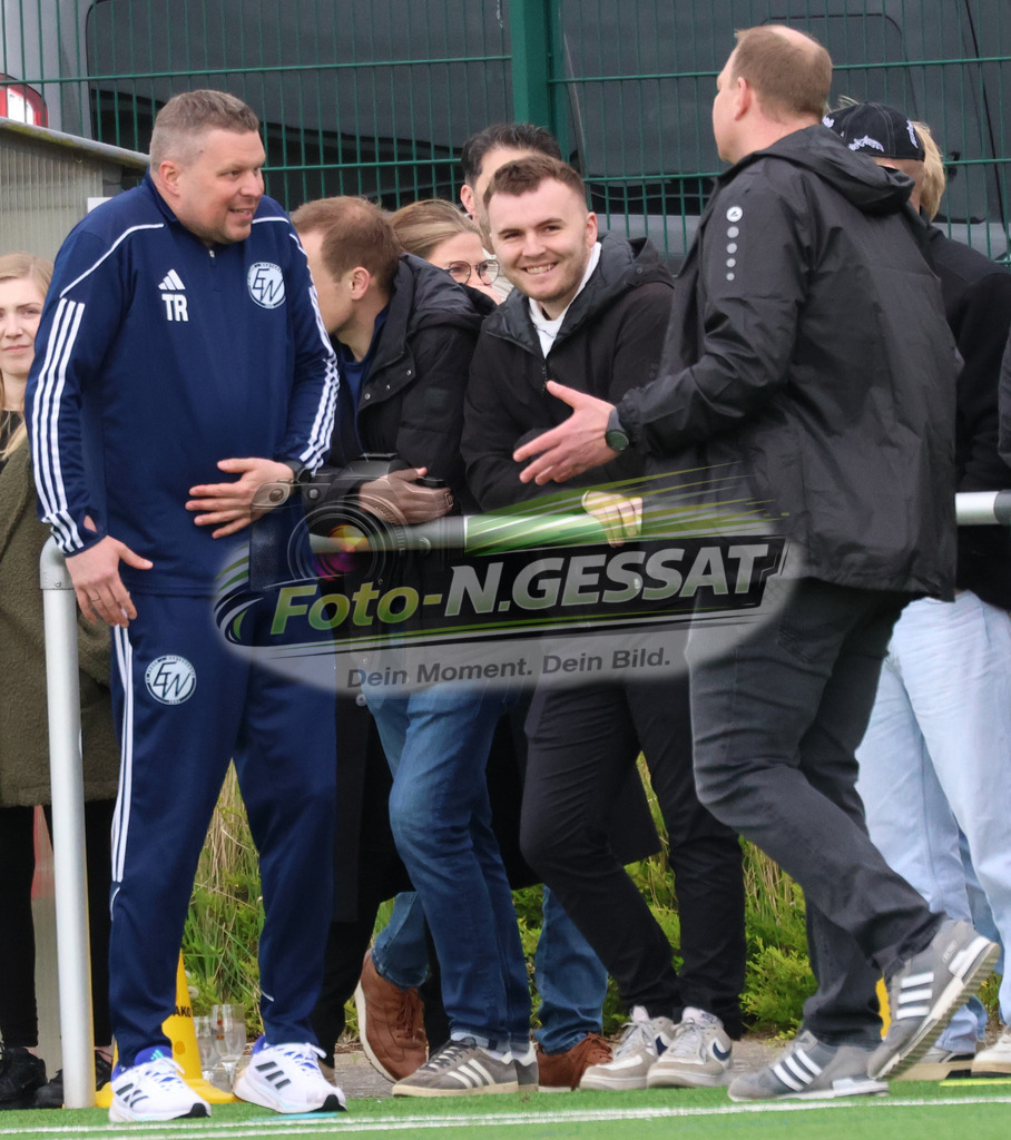 SC Enger - SV Enger-Westerenger | Auf dem Bild zu sehen: grün SC Enger Trainer (rechts): Marco Priebe ; blau SV Enger-Westerenger Trainer Links: Tim Feichtinger SC Enger, SV Enger-Westerenger, Saison 25/26, Kreisliga A, Enger, Deutschland - Realisiert mit Pictrs.com
