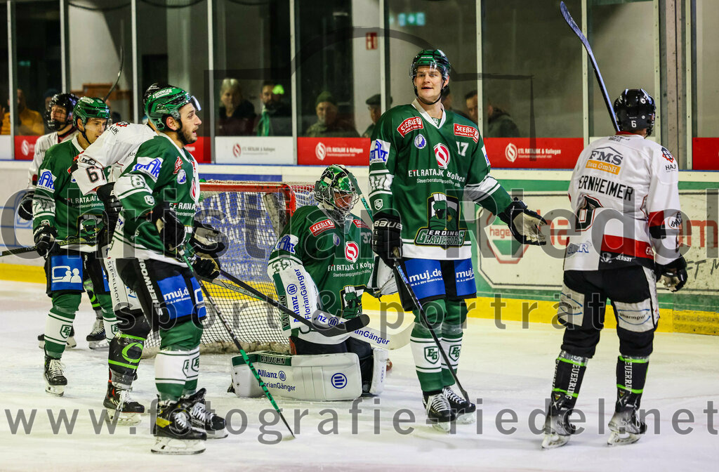 2023-11-12_030_TSV_Erding_gegen_EHC_Koenigsbrunn | Erding, Deutschland, 12.11.2023:
Eishockey, Bayernliga Vorrunde 2023 / 2024, 9. Spieltag, TSV Erding gegen EHC Königsbrunn, Endergebnis: 3:2

Maximilian Forster (Erding Gladiators, #81), Torwart Dimitri Pätzold (Erding Gladiators, #32), Elia Ostwald (Erding Gladiators, #17)

Foto: Christian Riedel / fotografie-riedel.net