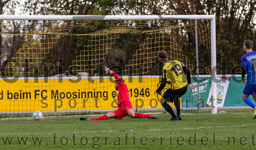 2023-11-11_041_FC_Moosinning_gegen_TSV_Peterskirchen | Moosinning, Deutschland, 11.11.2023:
Fußball, Bezirksliga Oberbayern Ost 2023 / 2024, 17. Spieltag, FC Moosinning gegen TSV Peterskirchen, Endergebnis: 5:0

Torwart Markus Mittermaier (TSV Peterskirchen, #1), Thomas Auerweck (FC Moosinning, #19), Thomas Maier (TSV Peterskirchen, #17)

Foto: Christian Riedel / fotografie-riedel.net