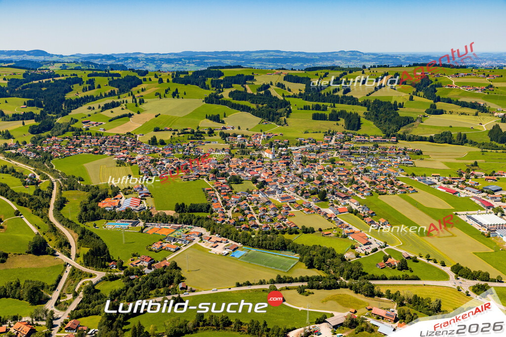 Luftaufnahme der Stadt Wertach - Die Luftaufnahme wurde 2025 vom UL-Flugzeug heraus erstellt ( keine Drohne ) - Hochauflösende Luftaufnahme - für professionelle Ausdrucke geeignet. Die Geschenkidee !Mit Lizenz und Bildrechte bestellbar