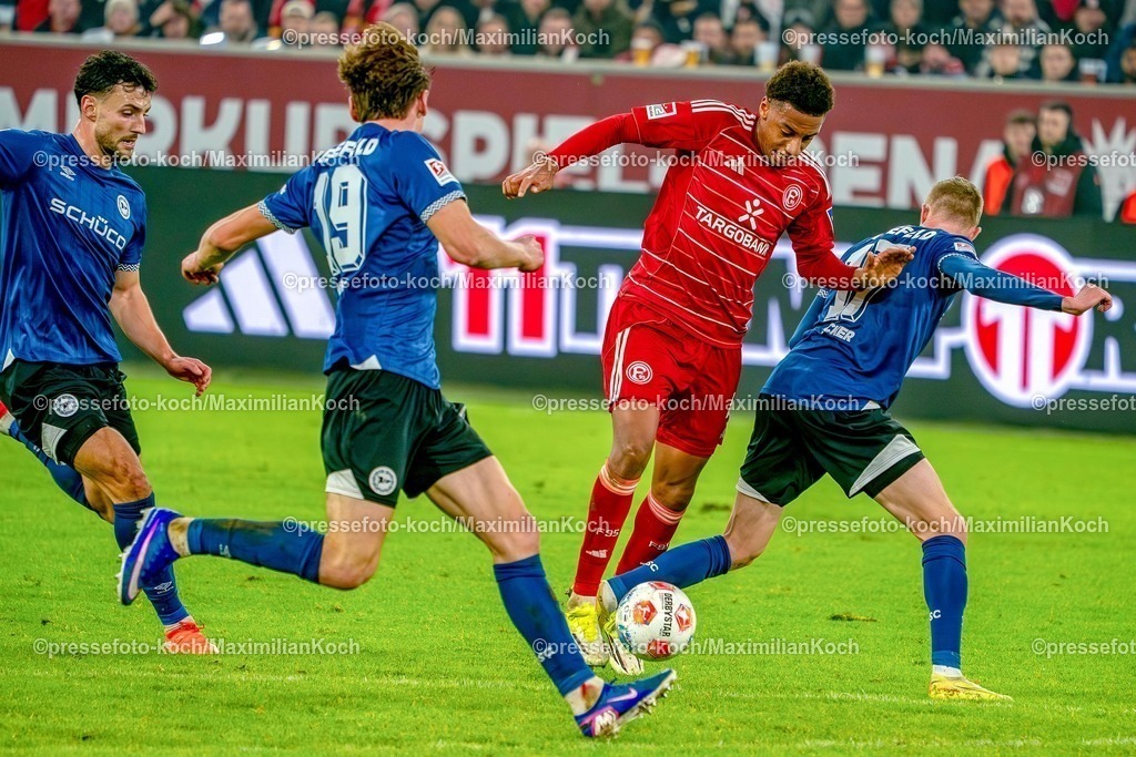 xKKUx16012601031 | 16.01.2026, xkkux, Fußball, Fortuna Düsseldorf - Arminia Bielefeld, 2. Fußball Bundesliga, Merkur Spiel-Arena, Saison 2025 2026: Sima Suso (Fortuna Düsseldorf #46) im Zweikampf gegen  Maximilian Großer (Arminia Bielefeld #19) Maximilian Bauer (Arminia Bielefeld #05)  Arne Sicker (Arminia Bielefeld #17)  DFB regulations prohibit any use of photographs as image sequences and or quasi-video.