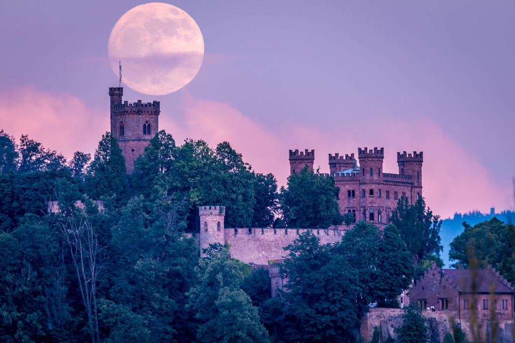 ortenberg_mond_2205-2-3 | <div id="allefotografen-seal-verified-green"></div><script src="https://www.allefotografen.de/956728/seal-verified-green/seal.js" async="async"></script> - Realisiert mit Pictrs.com